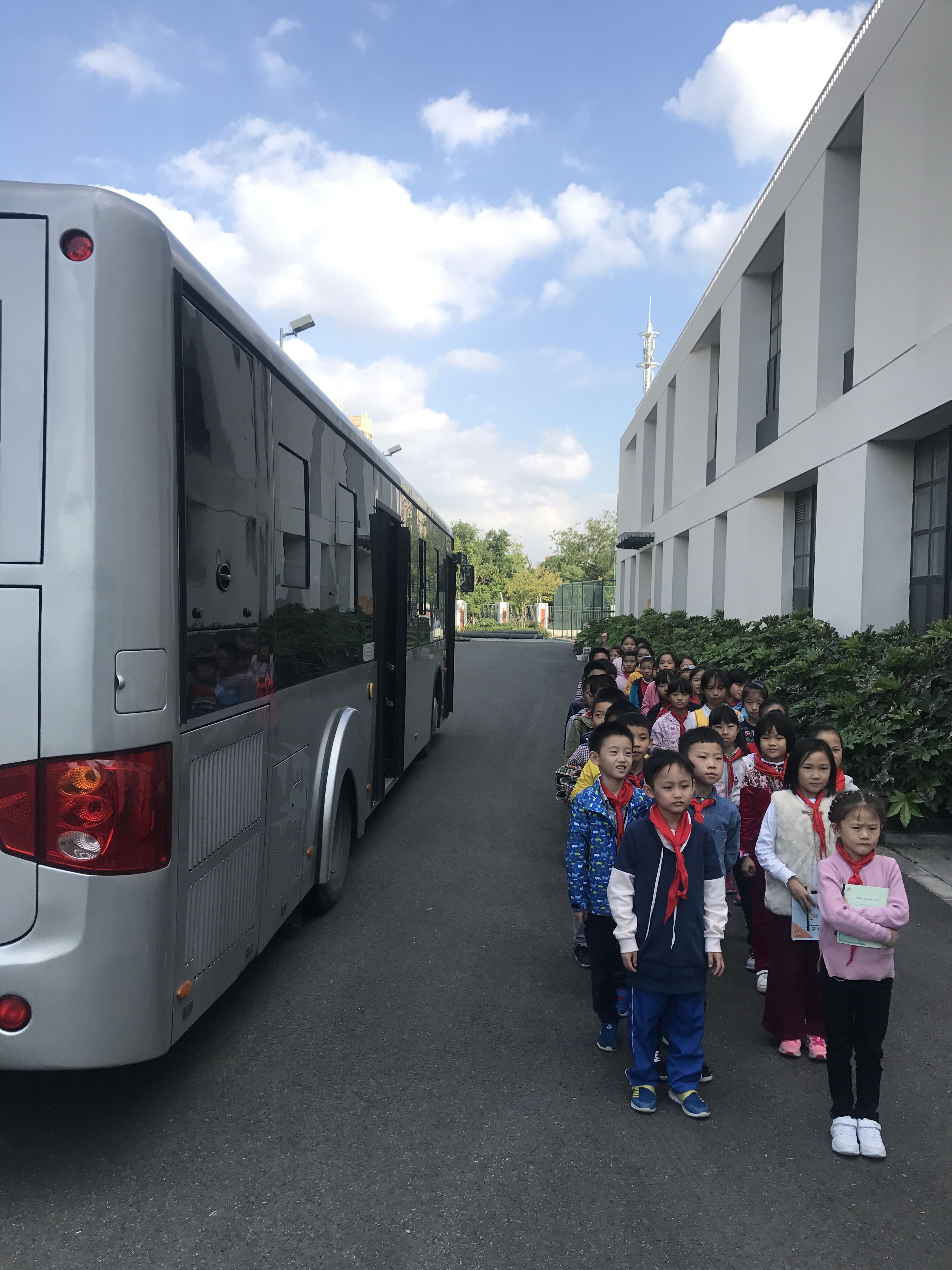“公交安全知識進(jìn)校園”走進(jìn)花橋中心校集善校區.jpg