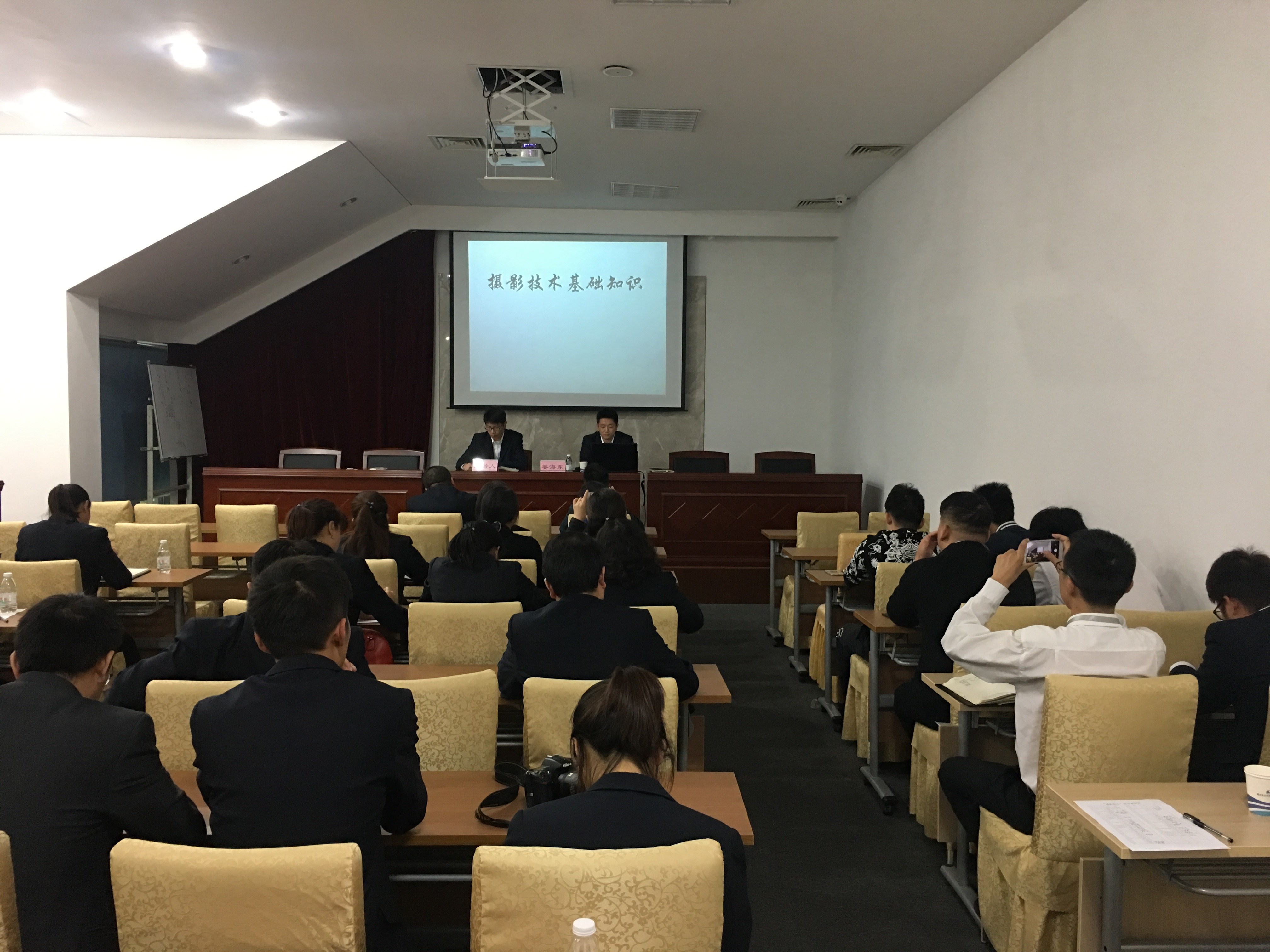 集團組織開(kāi)展“攝影技巧培訓”活動(dòng) (2).JPG 集團組織開(kāi)展“攝影技巧培訓”活動(dòng) (2).JPG