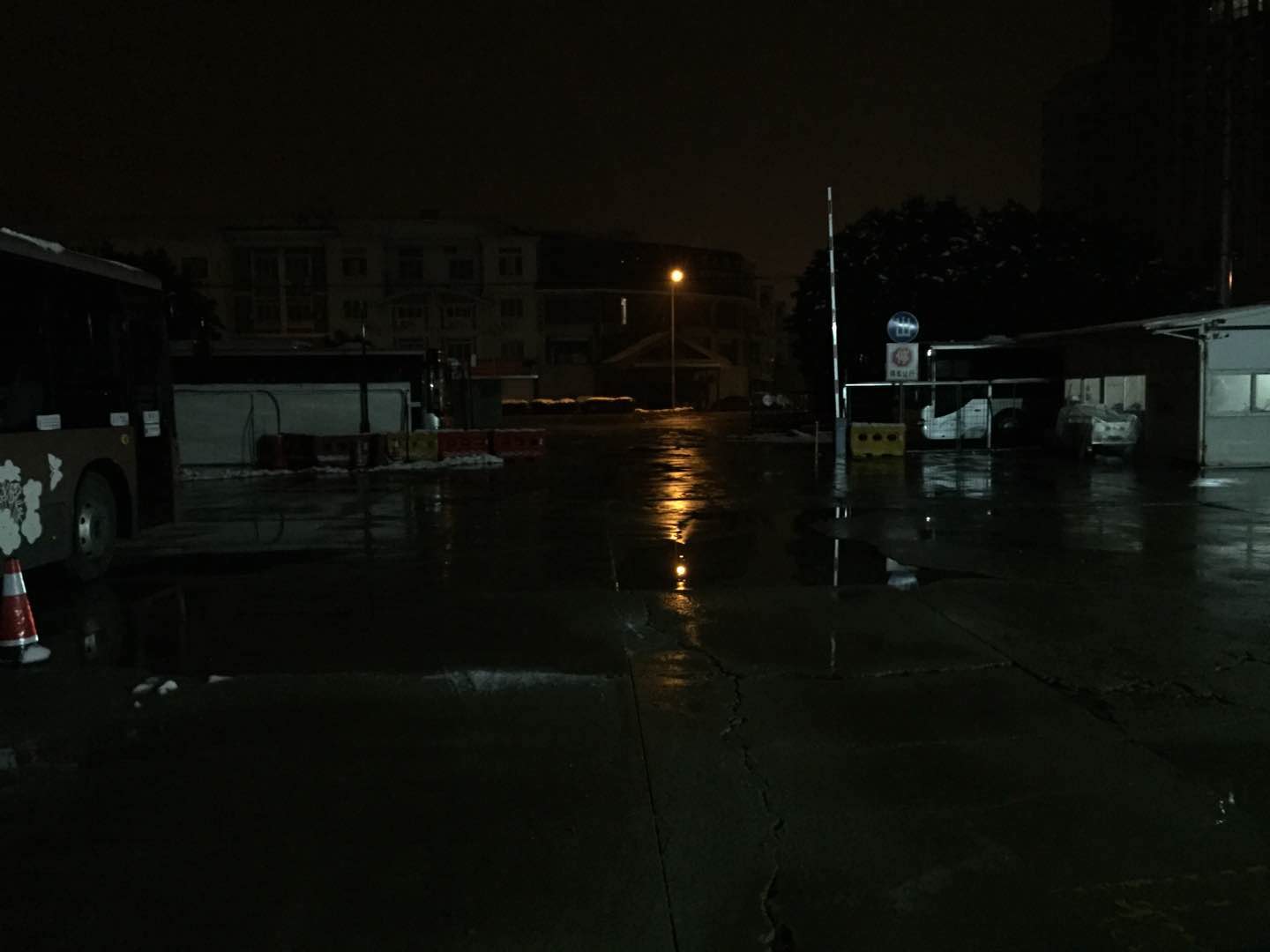 昆太路停車(chē)場(chǎng)無(wú)積雪結冰正常運營(yíng).jpg 昆太路停車(chē)場(chǎng)無(wú)積雪結冰正常運營(yíng).jpg