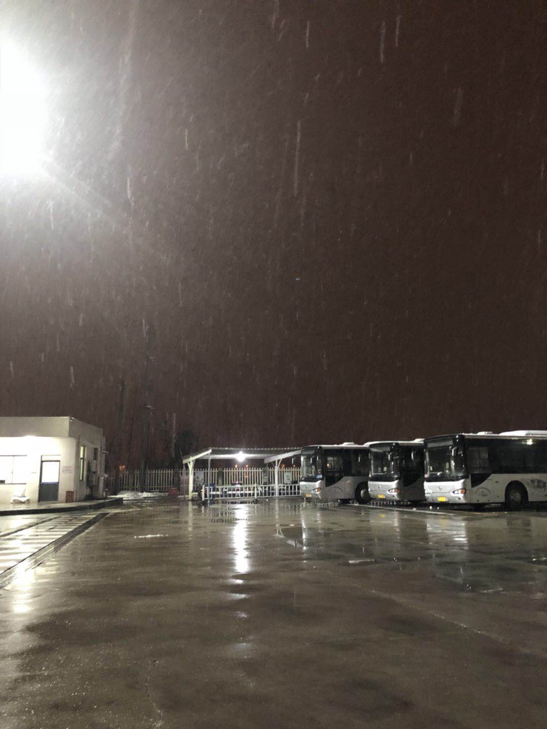 嶗山路停車(chē)場(chǎng)無(wú)冰雪.jpg 嶗山路停車(chē)場(chǎng)無(wú)冰雪.jpg
