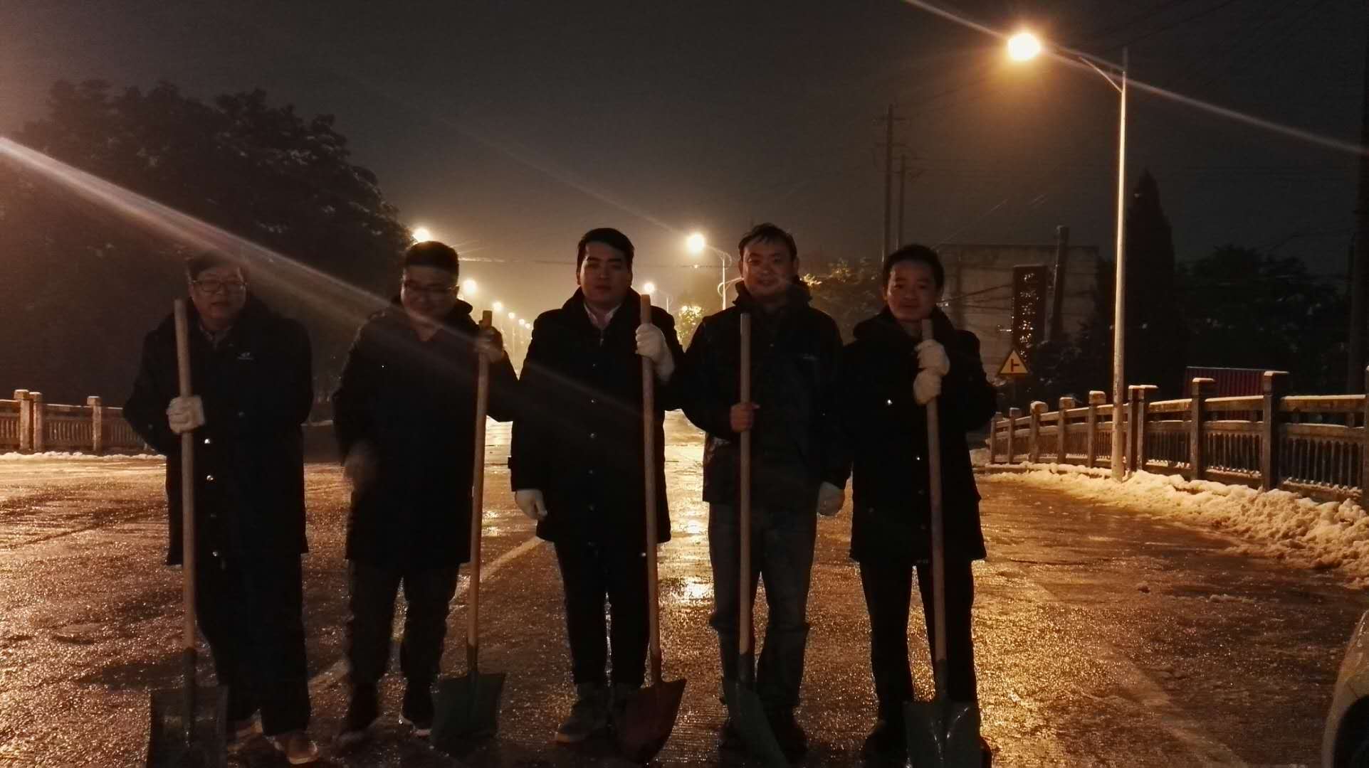 我們笑對風(fēng)雪.jpg 我們笑對風(fēng)雪.jpg